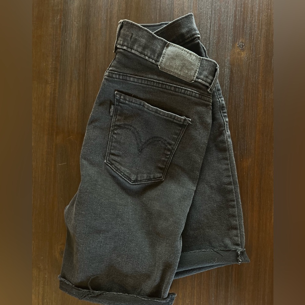 Levi’s Women’s Black Denim Shorts Size 4! Perfect Condition